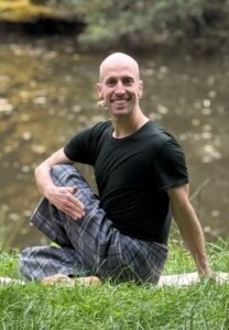 Yoga Esslingen mit Alexander Foth bekannt als Yog-A-lex